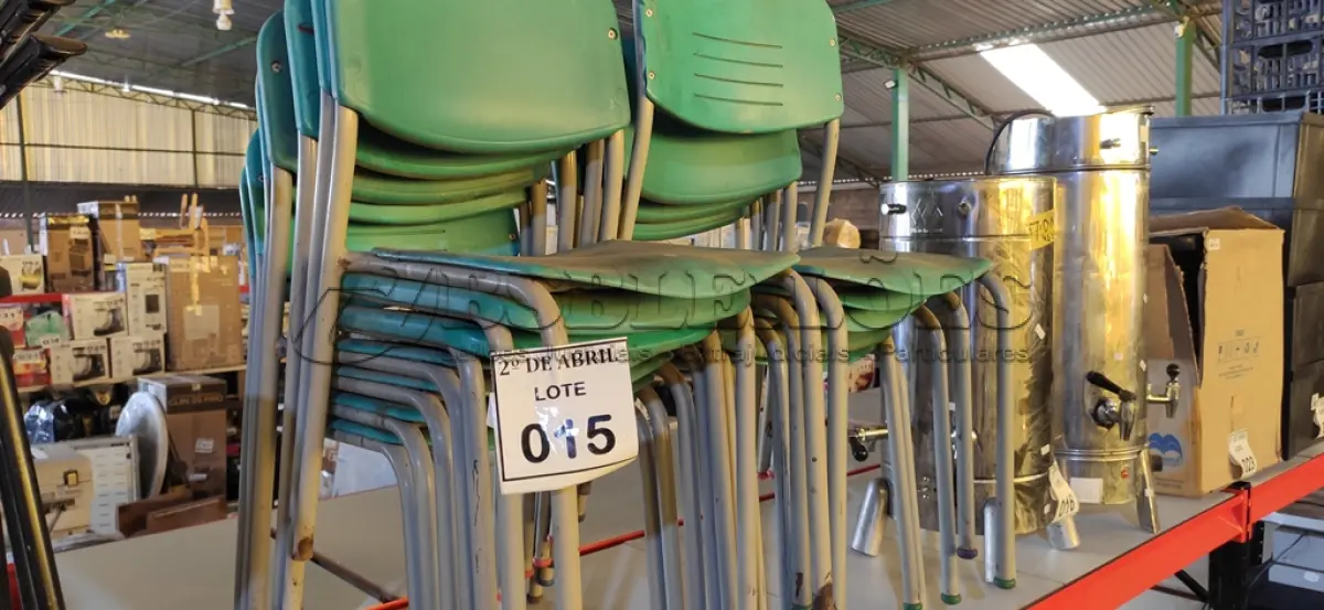 LOTE 015 - 12 CADEIRAS PARA CRIANÇA. (NO ESTADO) ATENÇÃO! FAZER A VISITAÇÃO ANTES DE ARREMATAR, NÃO SABEMOS SE FUNCIONA. LEILÃO NÃO TEM GARANTIA E NEM DEVOLUÇÃO, SUJEITO A POSSÍVEIS AVARIAS VISÍVEIS/OCULTAS E/OU AUSÊNCIA DE COMPONENTES.