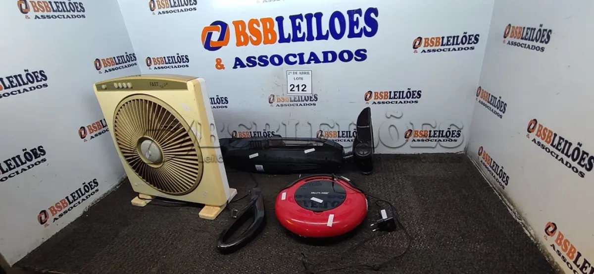 LOTE 212 - 01 ASPIRADOR DE PÓ PHILCO,01 ASPIRADOR DE PÓ ROBÔ E 01 VENTILADOR. (NO ESTADO) ATENÇÃO! FAZER A VISITAÇÃO ANTES DE ARREMATAR, NÃO SABEMOS SE FUNCIONA. LEILÃO NÃO TEM GARANTIA E NEM DEVOLUÇÃO, SUJEITO A POSSÍVEIS AVARIAS VISÍVEIS/OCULTAS E/OU AUSÊNCIA DE COMPONENTES.