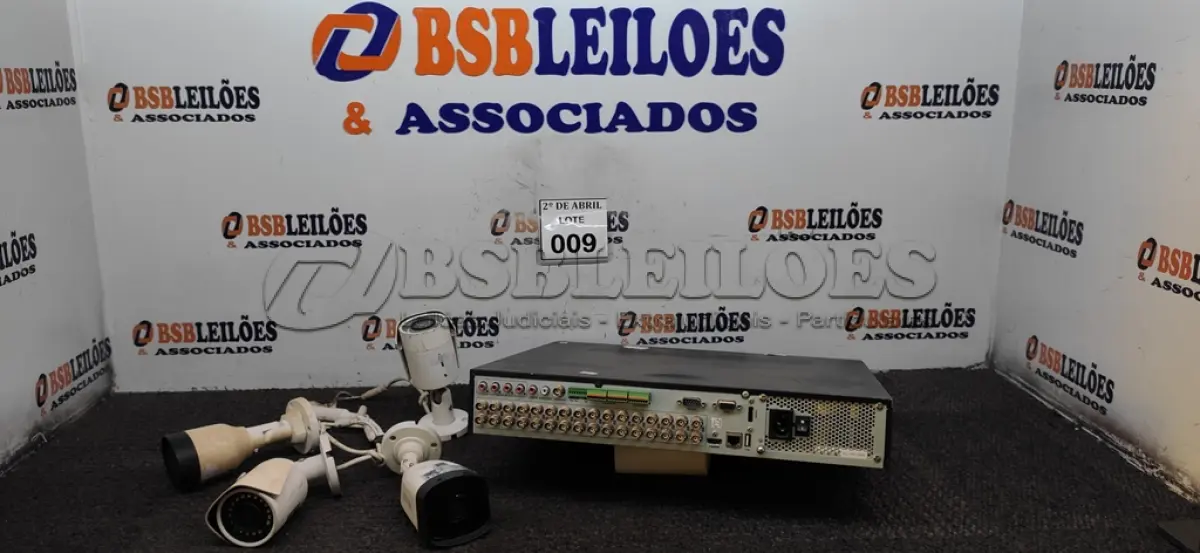 LOTE 009 - 01 DVR 32 CANAIS TEC VOZ COM 04 CÂMERAS DIVERSAS. (NO ESTADO) ATENÇÃO! FAZER A VISITAÇÃO ANTES DE ARREMATAR, NÃO SABEMOS SE FUNCIONA. LEILÃO NÃO TEM GARANTIA E NEM DEVOLUÇÃO, SUJEITO A POSSÍVEIS AVARIAS VISÍVEIS/OCULTAS E/OU AUSÊNCIA DE COMPONENTES.