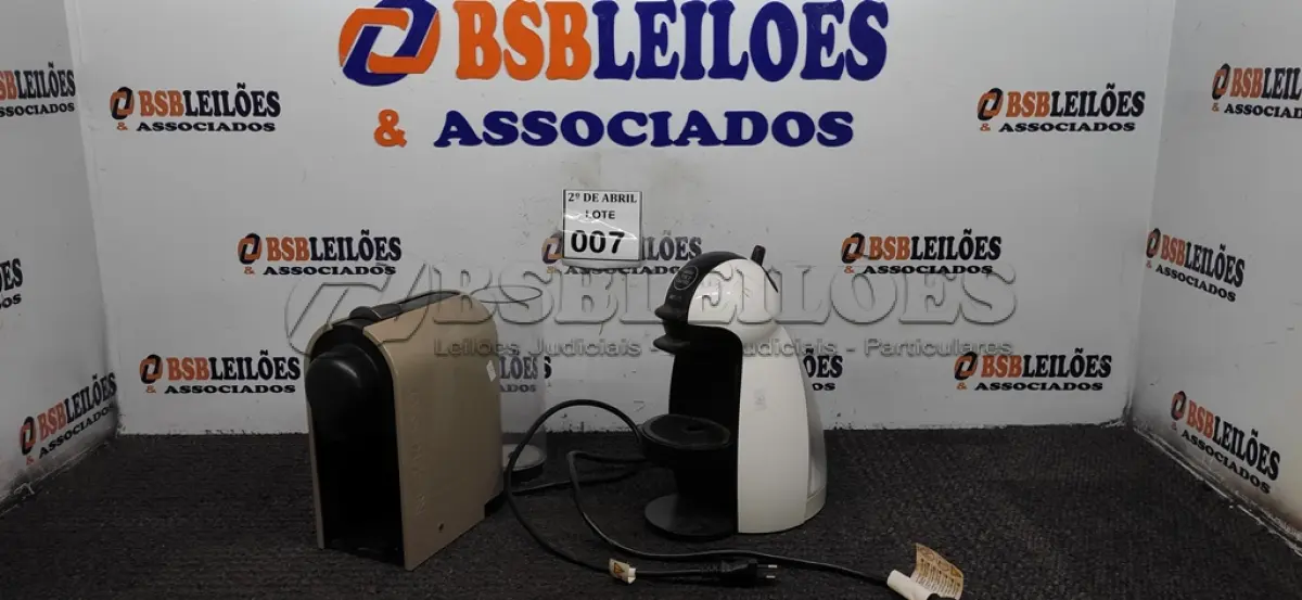 LOTE 007 - 02 CAFETEIRAS. (NO ESTADO) ATENÇÃO! FAZER A VISITAÇÃO ANTES DE ARREMATAR, NÃO SABEMOS SE FUNCIONA. LEILÃO NÃO TEM GARANTIA E NEM DEVOLUÇÃO, SUJEITO A POSSÍVEIS AVARIAS VISÍVEIS/OCULTAS E/OU AUSÊNCIA DE COMPONENTES.