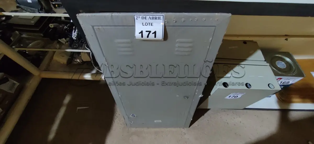 LOTE 171 - 01 QUADRO ELÉTRICO. (NO ESTADO) ATENÇÃO! FAZER A VISITAÇÃO ANTES DE ARREMATAR, NÃO SABEMOS SE FUNCIONA. LEILÃO NÃO TEM GARANTIA E NEM DEVOLUÇÃO, SUJEITO A POSSÍVEIS AVARIAS VISÍVEIS/OCULTAS E/OU AUSÊNCIA DE COMPONENTES.