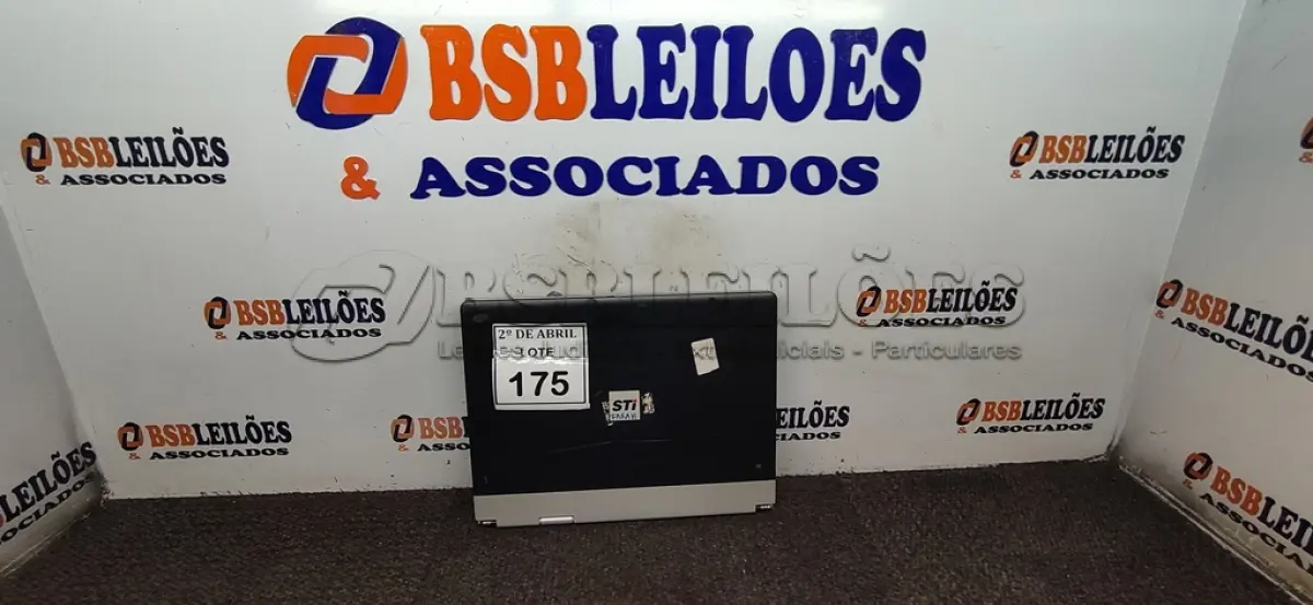 LOTE 175 - 01 NOTEBOOK SEMP TOSHIBA SEM FONTE. (NO ESTADO) ATENÇÃO! FAZER A VISITAÇÃO ANTES DE ARREMATAR, NÃO SABEMOS SE FUNCIONA. LEILÃO NÃO TEM GARANTIA E NEM DEVOLUÇÃO, SUJEITO A POSSÍVEIS AVARIAS VISÍVEIS/OCULTAS E/OU AUSÊNCIA DE COMPONENTES.