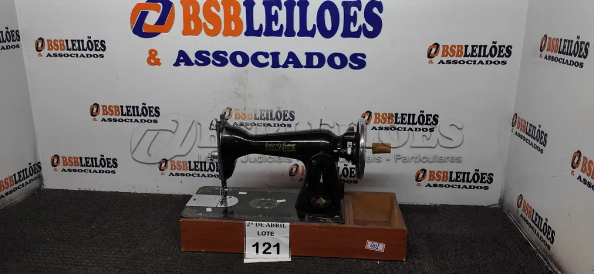 LOTE 121 - 01 MÁQUINA DE COSTURA LONG LIFE MANUAL. (NO ESTADO) ATENÇÃO! FAZER A VISITAÇÃO ANTES DE ARREMATAR, NÃO SABEMOS SE FUNCIONA. LEILÃO NÃO TEM GARANTIA E NEM DEVOLUÇÃO, SUJEITO A POSSÍVEIS AVARIAS VISÍVEIS/OCULTAS E/OU AUSÊNCIA DE COMPONENTES.