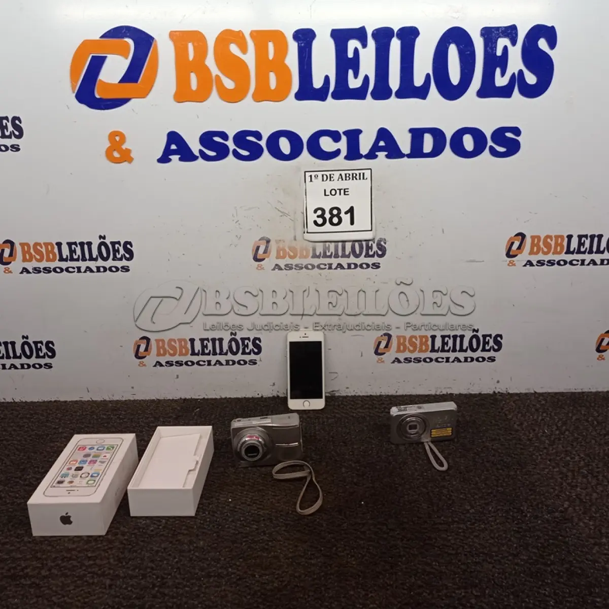 LOTE 381 - 01 CÂMERA DIGITAI SONY, 01 CÂMERA DIGITAL KODAK E 01 APARELHO CELULAR IPHONE 5 MODELOS A1457.  (NO ESTADO) ATENÇÃO! FAZER A VISITAÇÃO ANTES DE ARREMATAR, NÃO SABEMOS SE FUNCIONA. LEILÃO NÃO TEM GARANTIA E NEM DEVOLUÇÃO, SUJEITO A POSSÍVEIS AVARIAS VISÍVEIS/OCULTAS E/OU AUSÊNCIA DE COMPONENTES.
