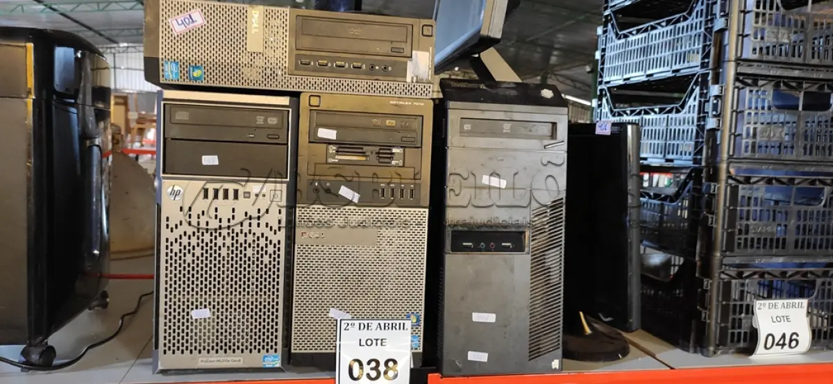 LOTE 038 - 01 LOTE COM 04 CPU’S DIVERSAS E 02 MONITORES. (NO ESTADO) ATENÇÃO! FAZER A VISITAÇÃO ANTES DE ARREMATAR, NÃO SABEMOS SE FUNCIONA. LEILÃO NÃO TEM GARANTIA E NEM DEVOLUÇÃO, SUJEITO A POSSÍVEIS AVARIAS VISÍVEIS/OCULTAS E/OU AUSÊNCIA DE COMPONENTES.