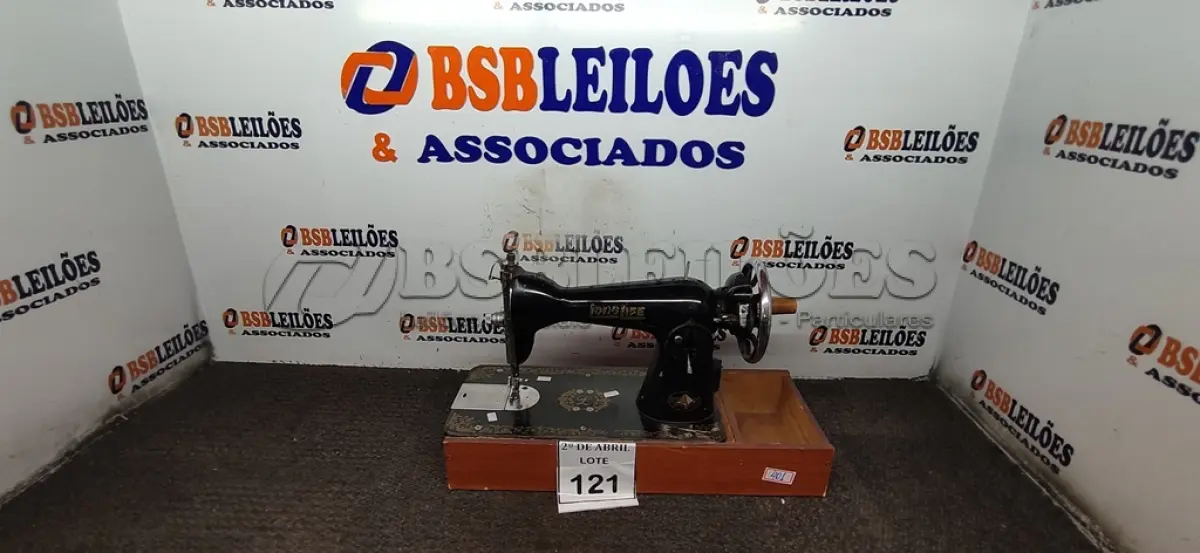 LOTE 121 - 01 MÁQUINA DE COSTURA LONG LIFE MANUAL. (NO ESTADO) ATENÇÃO! FAZER A VISITAÇÃO ANTES DE ARREMATAR, NÃO SABEMOS SE FUNCIONA. LEILÃO NÃO TEM GARANTIA E NEM DEVOLUÇÃO, SUJEITO A POSSÍVEIS AVARIAS VISÍVEIS/OCULTAS E/OU AUSÊNCIA DE COMPONENTES.