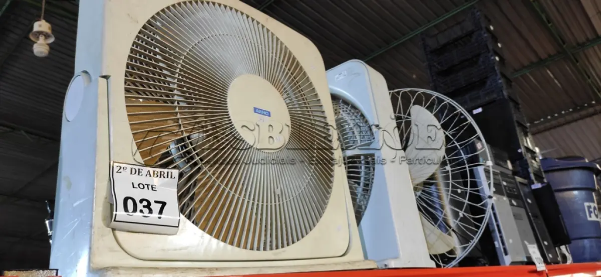 LOTE 037 - 03 VENTILADORES DIVERSOS. (NO ESTADO) ATENÇÃO! FAZER A VISITAÇÃO ANTES DE ARREMATAR, NÃO SABEMOS SE FUNCIONA. LEILÃO NÃO TEM GARANTIA E NEM DEVOLUÇÃO, SUJEITO A POSSÍVEIS AVARIAS VISÍVEIS/OCULTAS E/OU AUSÊNCIA DE COMPONENTES.