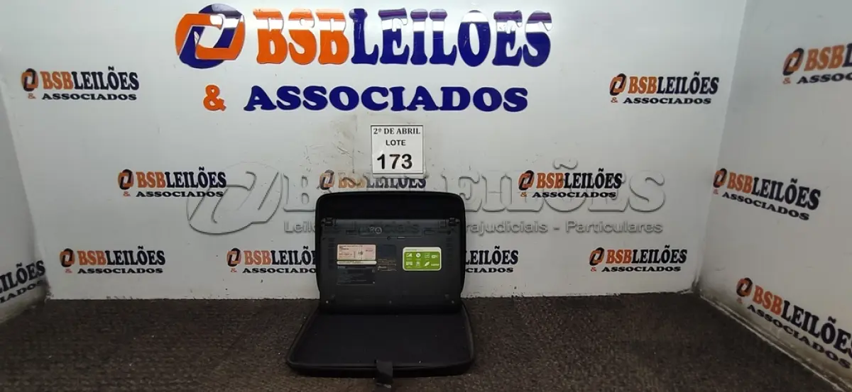 LOTE 173 - 01 NOTEBOOK DELL SEM FONTE. (NO ESTADO) ATENÇÃO! FAZER A VISITAÇÃO ANTES DE ARREMATAR, NÃO SABEMOS SE FUNCIONA. LEILÃO NÃO TEM GARANTIA E NEM DEVOLUÇÃO, SUJEITO A POSSÍVEIS AVARIAS VISÍVEIS/OCULTAS E/OU AUSÊNCIA DE COMPONENTES.