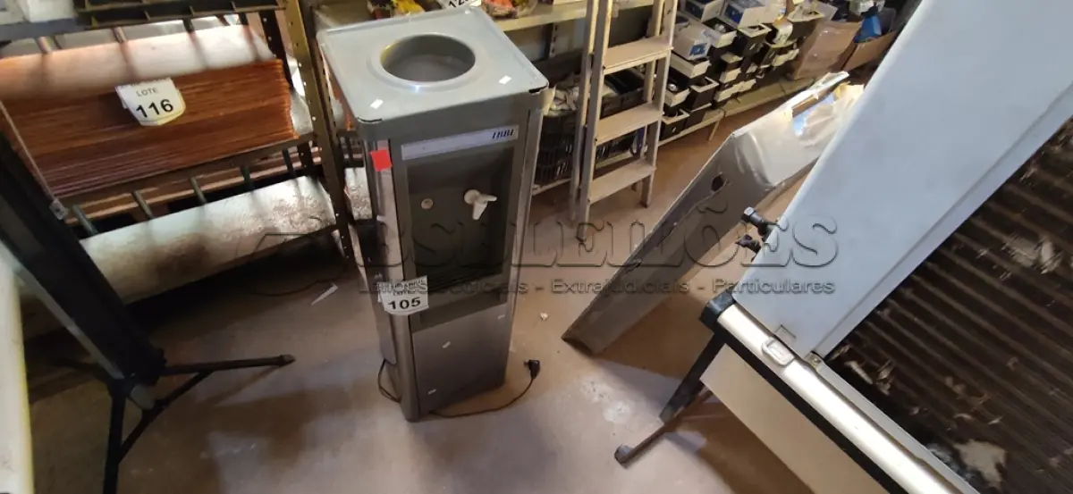LOTE 105 - 01 BEBEDOURO PARA GARRAFÃO IBBL. (NO ESTADO) ATENÇÃO! FAZER A VISITAÇÃO ANTES DE ARREMATAR, NÃO SABEMOS SE FUNCIONA. LEILÃO NÃO TEM GARANTIA E NEM DEVOLUÇÃO, SUJEITO A POSSÍVEIS AVARIAS VISÍVEIS/OCULTAS E/OU AUSÊNCIA DE COMPONENTES.