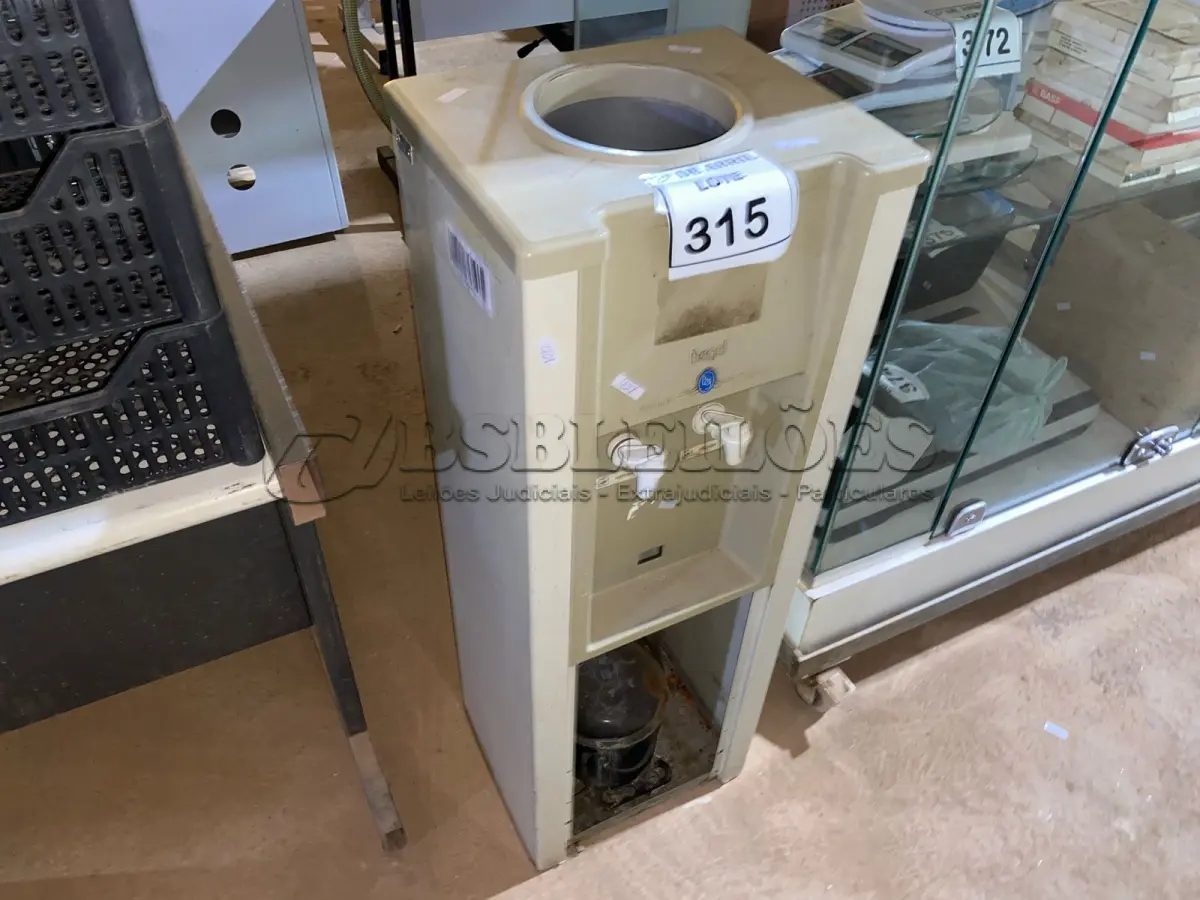 LOTE 315 - 01 BEBEDOURO TIPO GARRAFÃO. (NO ESTADO) ATENÇÃO! FAZER A VISITAÇÃO ANTES DE ARREMATAR, NÃO SABEMOS SE FUNCIONA. LEILÃO NÃO TEM GARANTIA E NEM DEVOLUÇÃO, SUJEITO A POSSÍVEIS AVARIAS VISÍVEIS/OCULTAS E/OU AUSÊNCIA DE COMPONENTES.