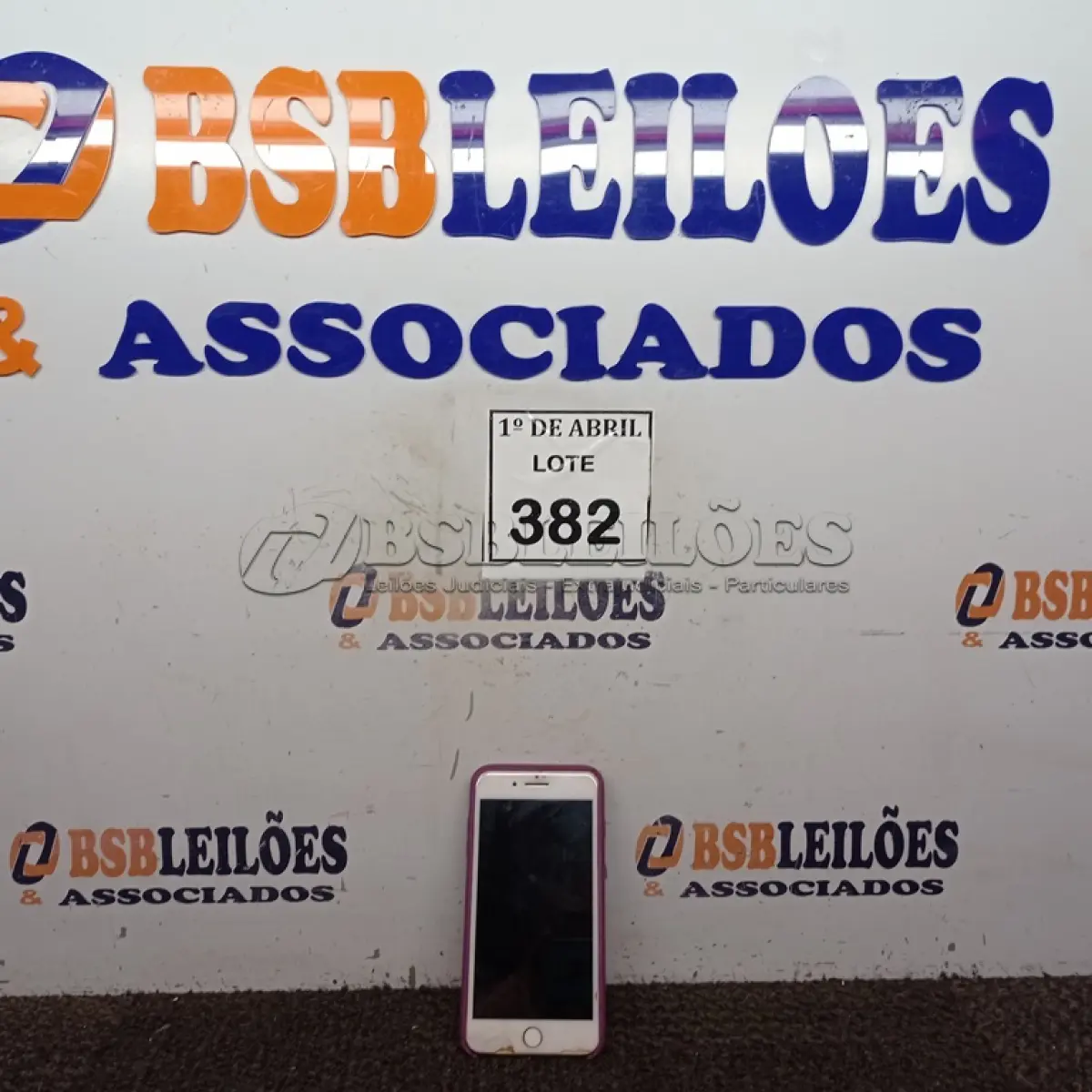 LOTE 382 - 01 IPHONE. (NO ESTADO) ATENÇÃO! FAZER A VISITAÇÃO ANTES DE ARREMATAR, NÃO SABEMOS SE FUNCIONA. LEILÃO NÃO TEM GARANTIA E NEM DEVOLUÇÃO, SUJEITO A POSSÍVEIS AVARIAS VISÍVEIS/OCULTAS E/OU AUSÊNCIA DE COMPONENTES.