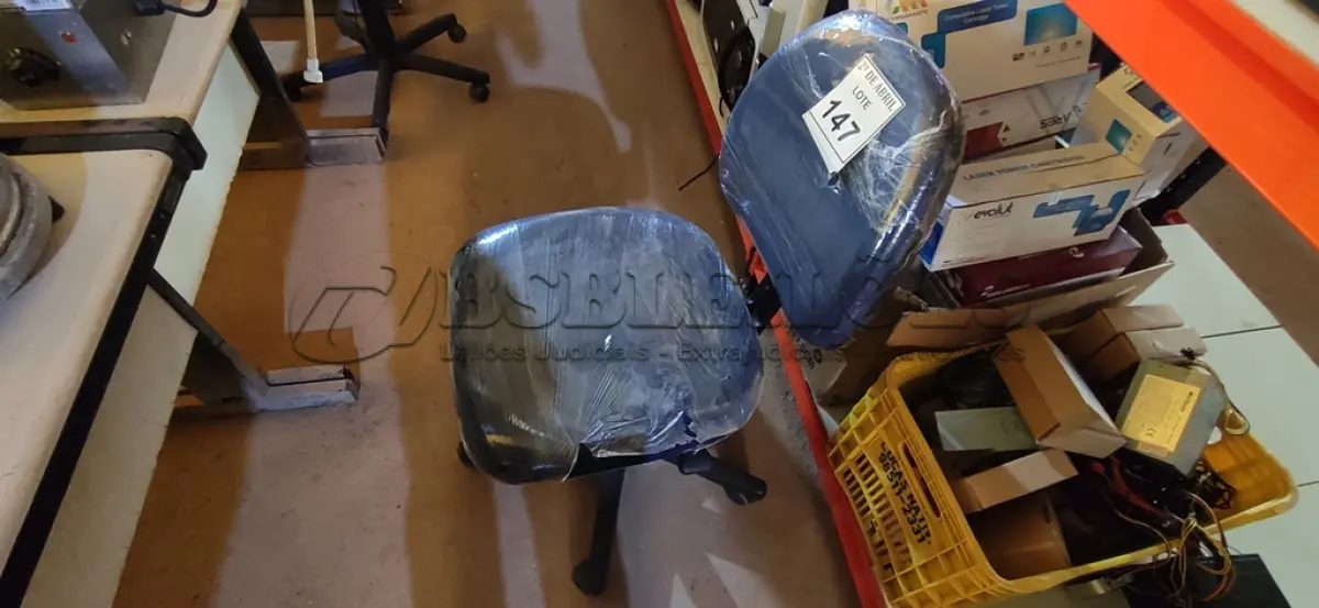 LOTE 147 - 01 CADEIRA PARA ESCRITÓRIO. (NO ESTADO) ATENÇÃO! FAZER A VISITAÇÃO ANTES DE ARREMATAR, NÃO SABEMOS SE FUNCIONA. LEILÃO NÃO TEM GARANTIA E NEM DEVOLUÇÃO, SUJEITO A POSSÍVEIS AVARIAS VISÍVEIS/OCULTAS E/OU AUSÊNCIA DE COMPONENTES.