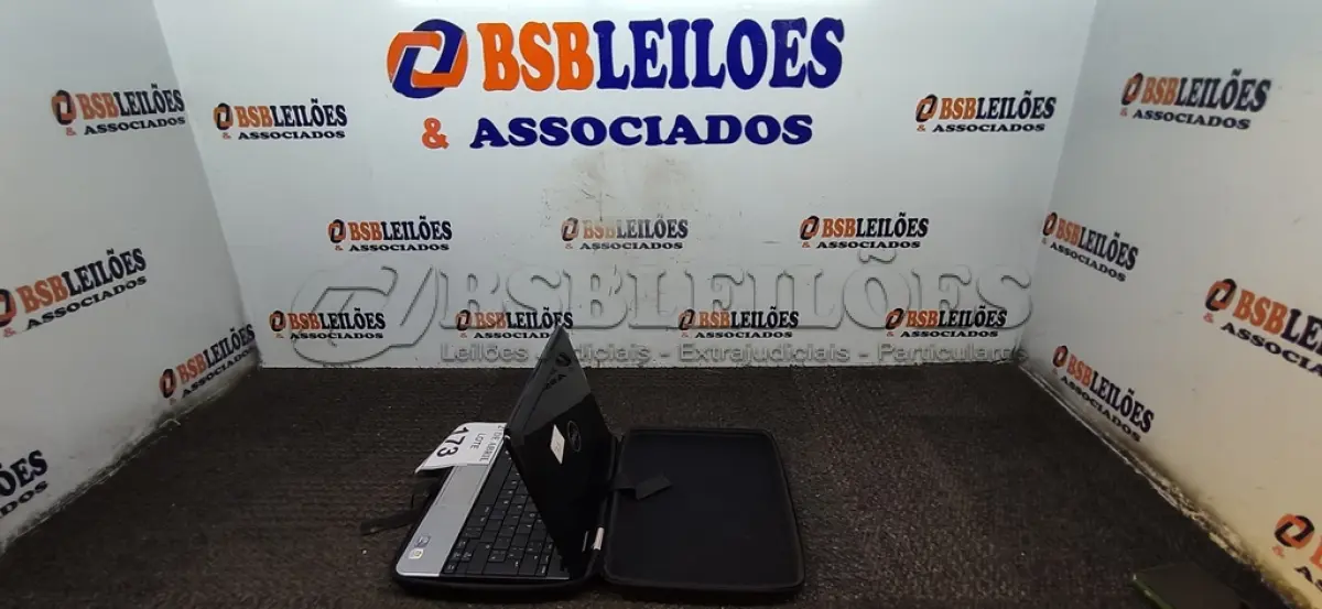 LOTE 173 - 01 NOTEBOOK DELL SEM FONTE. (NO ESTADO) ATENÇÃO! FAZER A VISITAÇÃO ANTES DE ARREMATAR, NÃO SABEMOS SE FUNCIONA. LEILÃO NÃO TEM GARANTIA E NEM DEVOLUÇÃO, SUJEITO A POSSÍVEIS AVARIAS VISÍVEIS/OCULTAS E/OU AUSÊNCIA DE COMPONENTES.