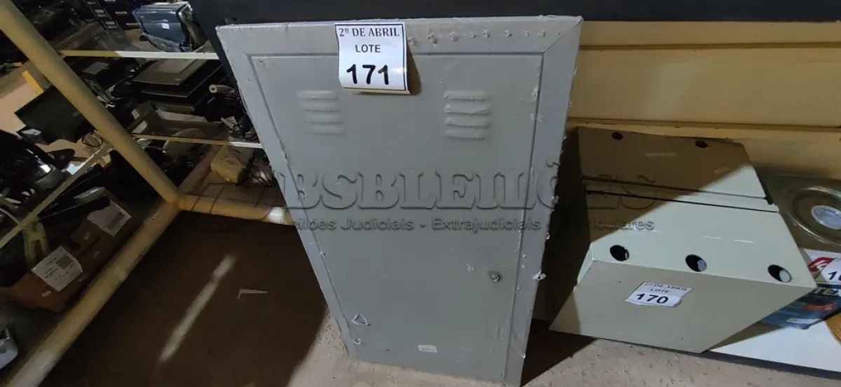 LOTE 171 - 01 QUADRO ELÉTRICO. (NO ESTADO) ATENÇÃO! FAZER A VISITAÇÃO ANTES DE ARREMATAR, NÃO SABEMOS SE FUNCIONA. LEILÃO NÃO TEM GARANTIA E NEM DEVOLUÇÃO, SUJEITO A POSSÍVEIS AVARIAS VISÍVEIS/OCULTAS E/OU AUSÊNCIA DE COMPONENTES.