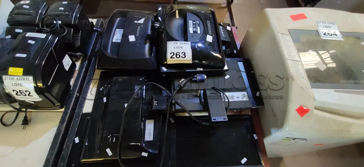 LOTE 263 - 09 MONITORES DIVERSOS. (NO ESTADO) ATENÇÃO! FAZER A VISITAÇÃO ANTES DE ARREMATAR, NÃO SABEMOS SE FUNCIONA. LEILÃO NÃO TEM GARANTIA E NEM DEVOLUÇÃO, SUJEITO A POSSÍVEIS AVARIAS VISÍVEIS/OCULTAS E/OU AUSÊNCIA DE COMPONENTES.