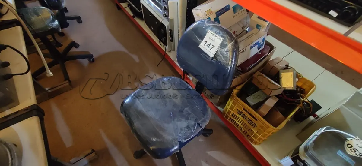 LOTE 147 - 01 CADEIRA PARA ESCRITÓRIO. (NO ESTADO) ATENÇÃO! FAZER A VISITAÇÃO ANTES DE ARREMATAR, NÃO SABEMOS SE FUNCIONA. LEILÃO NÃO TEM GARANTIA E NEM DEVOLUÇÃO, SUJEITO A POSSÍVEIS AVARIAS VISÍVEIS/OCULTAS E/OU AUSÊNCIA DE COMPONENTES.