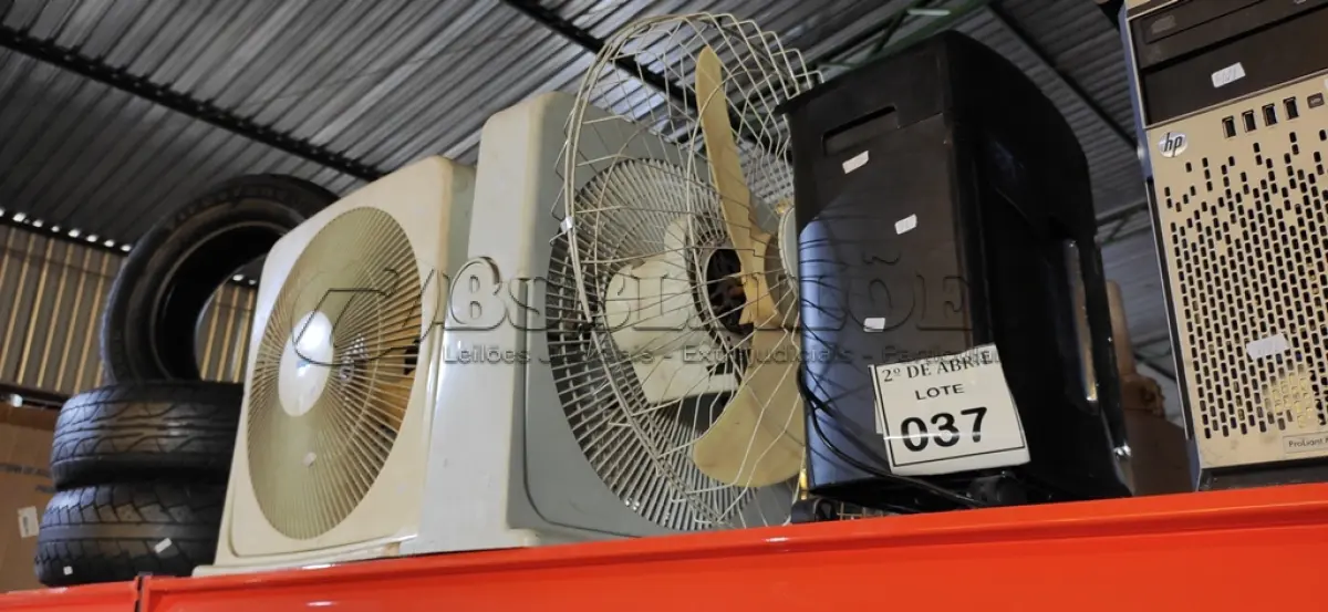 LOTE 037 - 03 VENTILADORES DIVERSOS. (NO ESTADO) ATENÇÃO! FAZER A VISITAÇÃO ANTES DE ARREMATAR, NÃO SABEMOS SE FUNCIONA. LEILÃO NÃO TEM GARANTIA E NEM DEVOLUÇÃO, SUJEITO A POSSÍVEIS AVARIAS VISÍVEIS/OCULTAS E/OU AUSÊNCIA DE COMPONENTES.