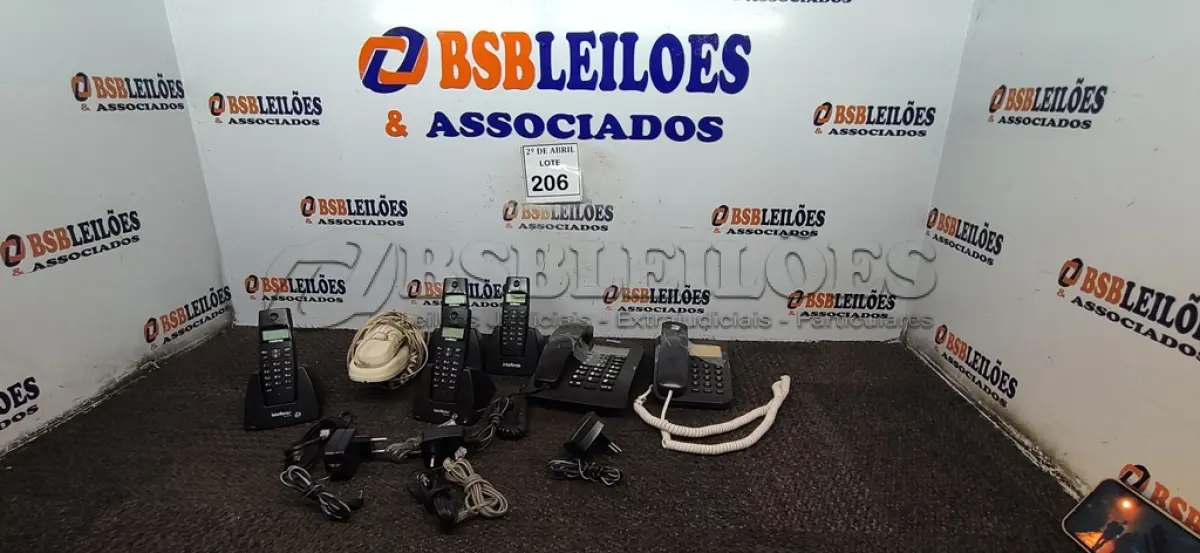 LOTE 206 - 01 LOTE COM APARELHO DE TELEFONE. (NO ESTADO) ATENÇÃO! FAZER A VISITAÇÃO ANTES DE ARREMATAR, NÃO SABEMOS SE FUNCIONA. LEILÃO NÃO TEM GARANTIA E NEM DEVOLUÇÃO, SUJEITO A POSSÍVEIS AVARIAS VISÍVEIS/OCULTAS E/OU AUSÊNCIA DE COMPONENTES.