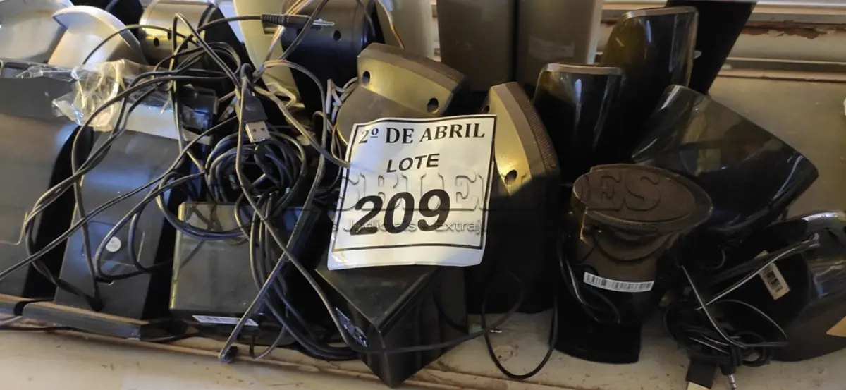 LOTE 209 - 01 LOTE COM CAIXAS DE SOM PARA COMPUTADORES. (NO ESTADO) ATENÇÃO! FAZER A VISITAÇÃO ANTES DE ARREMATAR, NÃO SABEMOS SE FUNCIONA. LEILÃO NÃO TEM GARANTIA E NEM DEVOLUÇÃO, SUJEITO A POSSÍVEIS AVARIAS VISÍVEIS/OCULTAS E/OU AUSÊNCIA DE COMPONENTES.