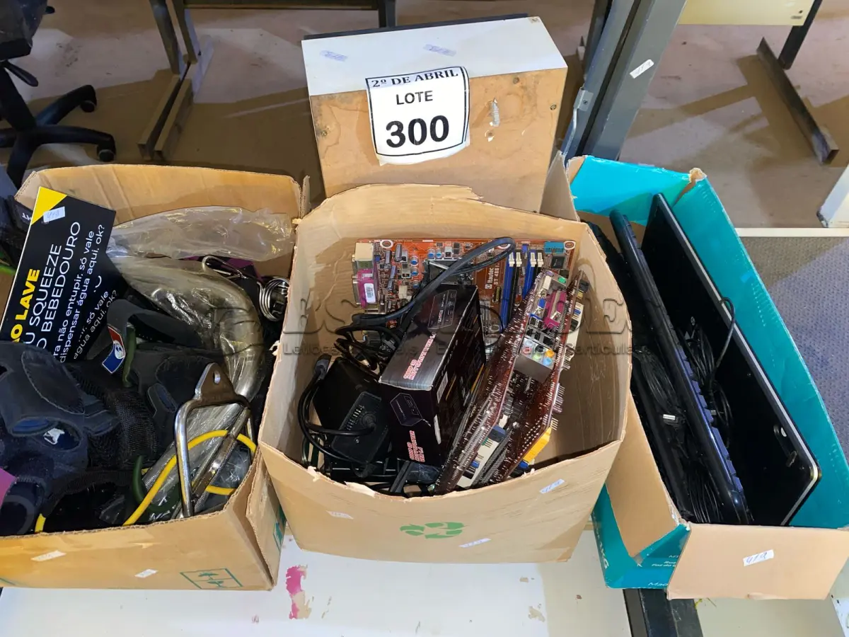 LOTE 300 - 01 LOTE COM TECLADOS, PLACAS MÃES, FONTE DE VÍDEO GAME E EQUIPAMENTOS DE ACADEMIA. (NO ESTADO) ATENÇÃO! FAZER A VISITAÇÃO ANTES DE ARREMATAR, NÃO SABEMOS SE FUNCIONA. LEILÃO NÃO TEM GARANTIA E NEM DEVOLUÇÃO, SUJEITO A POSSÍVEIS AVARIAS VISÍVEIS/OCULTAS E/OU AUSÊNCIA DE COMPONENTES.