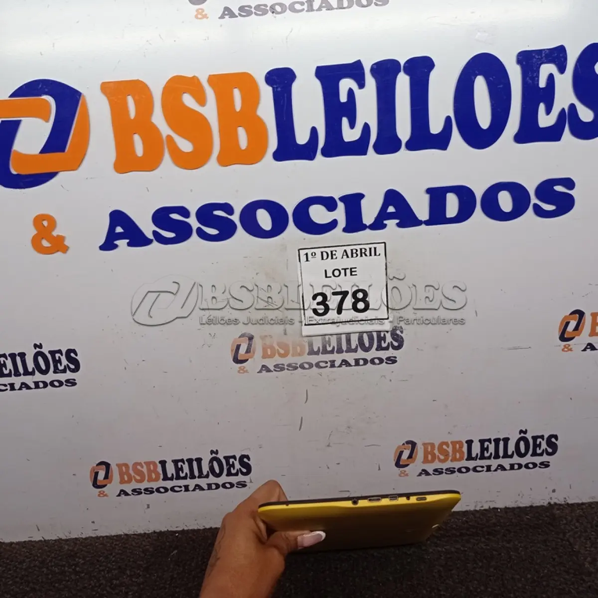LOTE 378 - 01 TABLET POSITIVO.  (NO ESTADO) ATENÇÃO! FAZER VISITAÇÃO ANTES DE ARREMATAR, NÃO SABEMOS SE FUNCIONA. LEILÃO NÃO TEM GARANTIA E NEM DEVOLUÇÃO, SUJEITO A POSSÍVEIS AVARIAS VISÍVEIS/OCULTAS E/OU AUSÊNCIA DE COMPONENTES.
