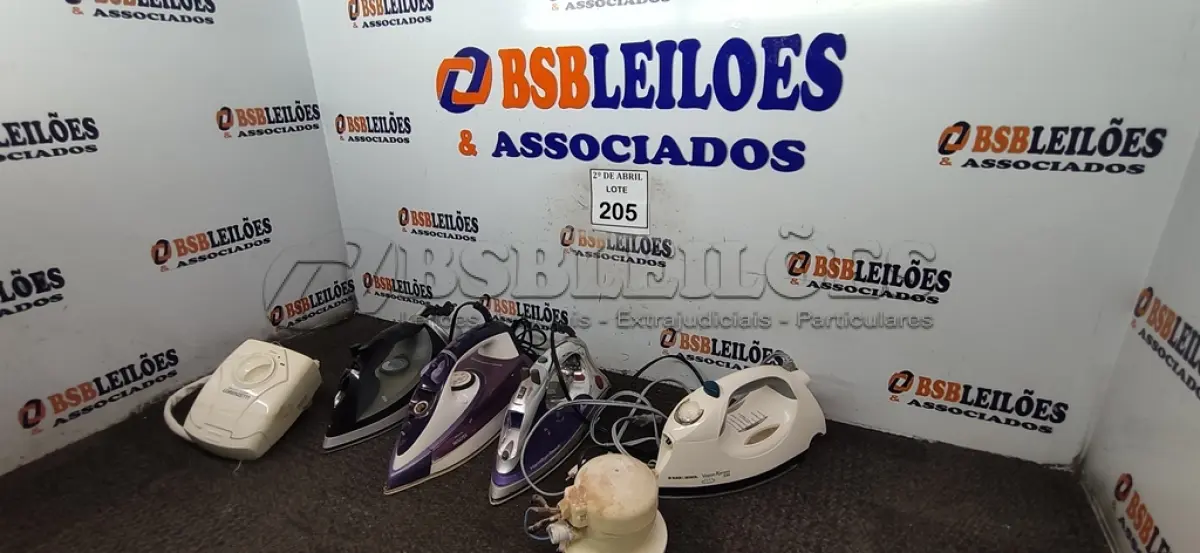 LOTE 205 - 01 LOTE COM FERROS DE PASSAR ROUPAS E CHUVEIROS ELÉTRICOS. (NO ESTADO) ATENÇÃO! FAZER A VISITAÇÃO ANTES DE ARREMATAR, NÃO SABEMOS SE FUNCIONA. LEILÃO NÃO TEM GARANTIA E NEM DEVOLUÇÃO, SUJEITO A POSSÍVEIS AVARIAS VISÍVEIS/OCULTAS E/OU AUSÊNCIA DE COMPONENTES.