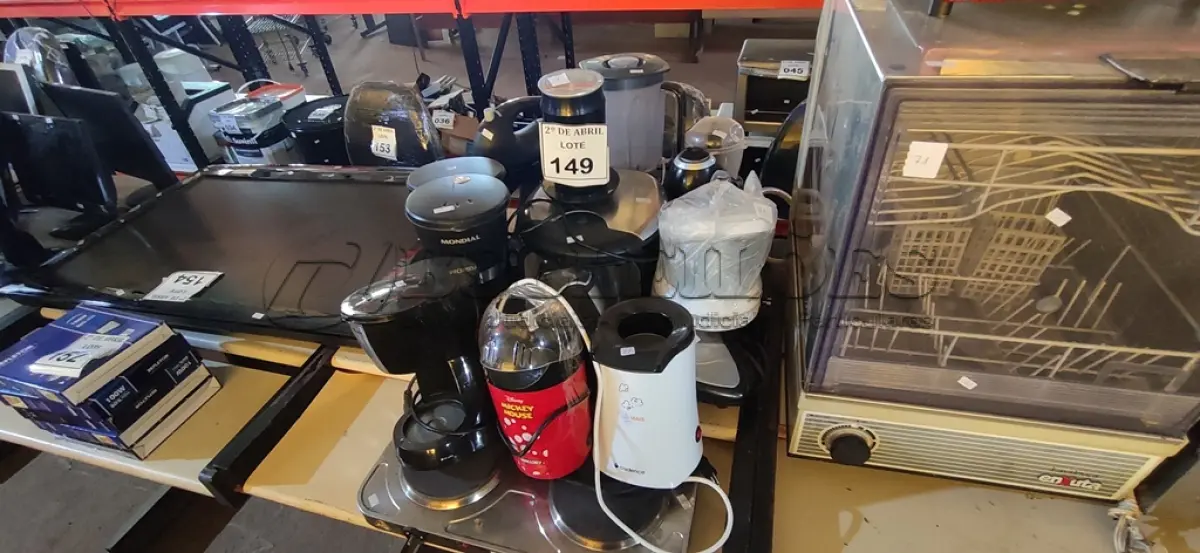 LOTE 149 - 01 LOTE COM CAFETEIRA, BATEDEIRA, MULTI PROCESSADOR, PIPOQUEIRA E LIQUIDIFICADOR. (NO ESTADO) ATENÇÃO! FAZER A VISITAÇÃO ANTES DE ARREMATAR, NÃO SABEMOS SE FUNCIONA. LEILÃO NÃO TEM GARANTIA E NEM DEVOLUÇÃO, SUJEITO A POSSÍVEIS AVARIAS VISÍVEIS/OCULTAS E/OU AUSÊNCIA DE COMPONENTES.