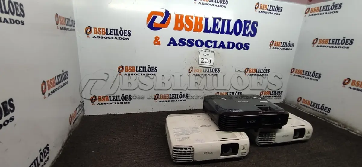 LOTE 228 - 03 PROJETORES EPSON. (NO ESTADO) ATENÇÃO! FAZER A VISITAÇÃO ANTES DE ARREMATAR, NÃO SABEMOS SE FUNCIONA. LEILÃO NÃO TEM GARANTIA E NEM DEVOLUÇÃO, SUJEITO A POSSÍVEIS AVARIAS VISÍVEIS/OCULTAS E/OU AUSÊNCIA DE COMPONENTES.