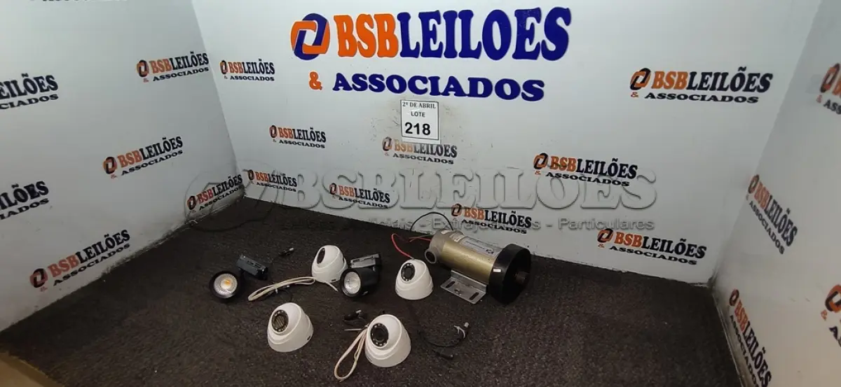 LOTE 218 - 01 MOTOR DE ESTEIRA 180W 220V, 04 CÂMERAS INTELBRAS VHD/010 E 02 LUMINÁRIAS DE JARDIM 220V. (NO ESTADO) ATENÇÃO! FAZER A VISITAÇÃO ANTES DE ARREMATAR, NÃO SABEMOS SE FUNCIONA. LEILÃO NÃO TEM GARANTIA E NEM DEVOLUÇÃO, SUJEITO A POSSÍVEIS AVARIAS VISÍVEIS/OCULTAS E/OU AUSÊNCIA DE COMPONENTES.