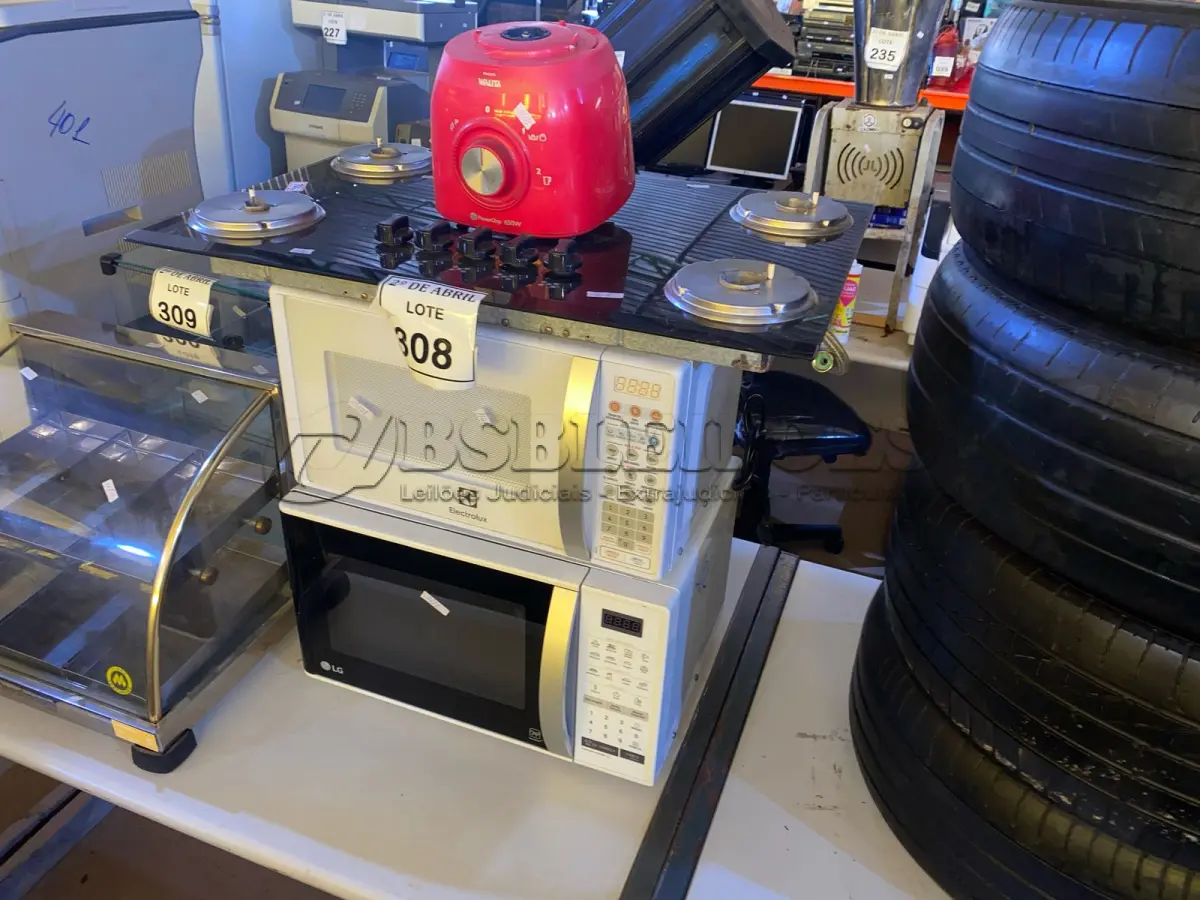 LOTE 308 - 02 MICRO-ONDAS COM PRATOS ,01 BASE DE LIQUIDIFICADOR E 01 FOGÃO INCOMPLETO. (NO ESTADO) ATENÇÃO! FAZER A VISITAÇÃO ANTES DE ARREMATAR, NÃO SABEMOS SE FUNCIONA. LEILÃO NÃO TEM GARANTIA E NEM DEVOLUÇÃO, SUJEITO A POSSÍVEIS AVARIAS VISÍVEIS/OCULTAS E/OU AUSÊNCIA DE COMPONENTES.