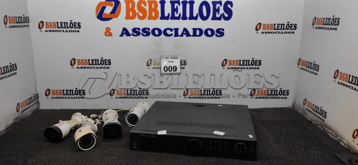 LOTE 009 - 01 DVR 32 CANAIS TEC VOZ COM 04 CÂMERAS DIVERSAS. (NO ESTADO) ATENÇÃO! FAZER A VISITAÇÃO ANTES DE ARREMATAR, NÃO SABEMOS SE FUNCIONA. LEILÃO NÃO TEM GARANTIA E NEM DEVOLUÇÃO, SUJEITO A POSSÍVEIS AVARIAS VISÍVEIS/OCULTAS E/OU AUSÊNCIA DE COMPONENTES.