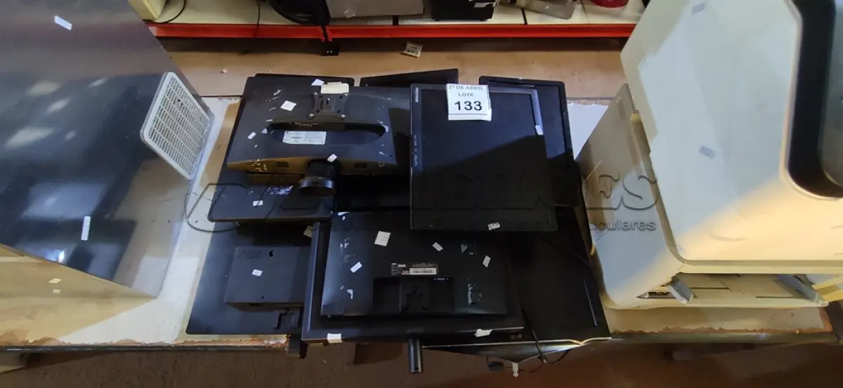 LOTE 133 - 11 MONITORES MARCAS E MODELOS DIVERSOS. (NO ESTADO) ATENÇÃO! FAZER A VISITAÇÃO ANTES DE ARREMATAR, NÃO SABEMOS SE FUNCIONA. LEILÃO NÃO TEM GARANTIA E NEM DEVOLUÇÃO, SUJEITO A POSSÍVEIS AVARIAS VISÍVEIS/OCULTAS E/OU AUSÊNCIA DE COMPONENTES.