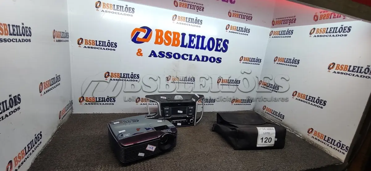 LOTE 120 - 01 PROJETOR E 01 SOM AUTOMOTIVO DA HYUNDAI. (NO ESTADO) ATENÇÃO! FAZER A VISITAÇÃO ANTES DE ARREMATAR, NÃO SABEMOS SE FUNCIONA. LEILÃO NÃO TEM GARANTIA E NEM DEVOLUÇÃO, SUJEITO A POSSÍVEIS AVARIAS VISÍVEIS/OCULTAS E/OU AUSÊNCIA DE COMPONENTES.