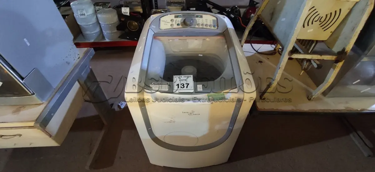 LOTE 137 - 01 MÁQUINA DE LAVAR ROUPAS ELECTROLUX 12KG. 127VOLTS (NO ESTADO) ATENÇÃO! FAZER A VISITAÇÃO ANTES DE ARREMATAR, NÃO SABEMOS SE FUNCIONA. LEILÃO NÃO TEM GARANTIA E NEM DEVOLUÇÃO, SUJEITO A POSSÍVEIS AVARIAS VISÍVEIS/OCULTAS E/OU AUSÊNCIA DE COMPONENTES.