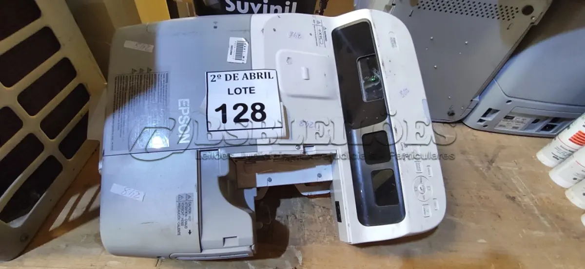 LOTE 128 - 01 PROJETOR EPSON. (NO ESTADO) ATENÇÃO! FAZER A VISITAÇÃO ANTES DE ARREMATAR, NÃO SABEMOS SE FUNCIONA. LEILÃO NÃO TEM GARANTIA E NEM DEVOLUÇÃO, SUJEITO A POSSÍVEIS AVARIAS VISÍVEIS/OCULTAS E/OU AUSÊNCIA DE COMPONENTES.