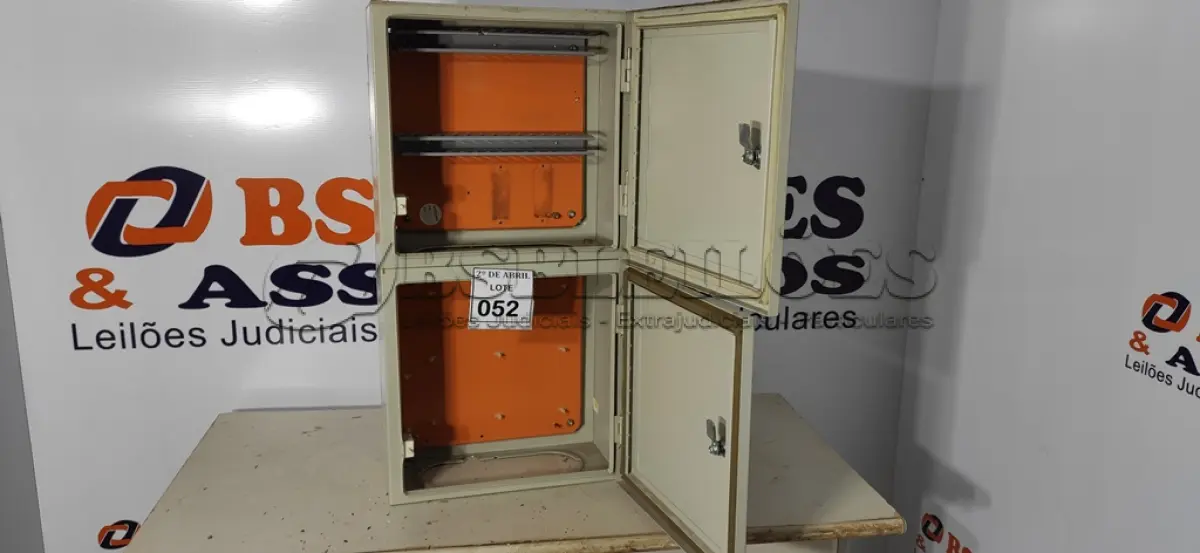LOTE 052 - 02 QUADROS ELÉTRICOS. (NO ESTADO) ATENÇÃO! FAZER A VISITAÇÃO ANTES DE ARREMATAR, NÃO SABEMOS SE FUNCIONA. LEILÃO NÃO TEM GARANTIA E NEM DEVOLUÇÃO, SUJEITO A POSSÍVEIS AVARIAS VISÍVEIS/OCULTAS E/OU AUSÊNCIA DE COMPONENTES.