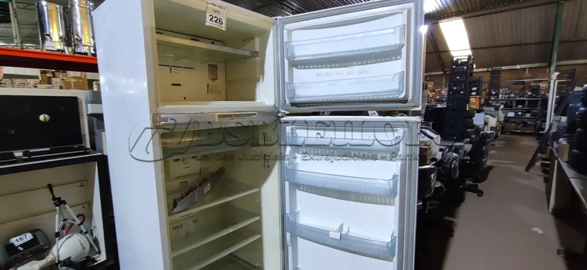 LOTE 226 - 01 GELADEIRA BRASTEMP FROST FREE 220VOLTS.  (NO ESTADO) ATENÇÃO! FAZER A VISITAÇÃO ANTES DE ARREMATAR, NÃO SABEMOS SE FUNCIONA. LEILÃO NÃO TEM GARANTIA E NEM DEVOLUÇÃO, SUJEITO A POSSÍVEIS AVARIAS VISÍVEIS/OCULTAS E/OU AUSÊNCIA DE COMPONENTES.