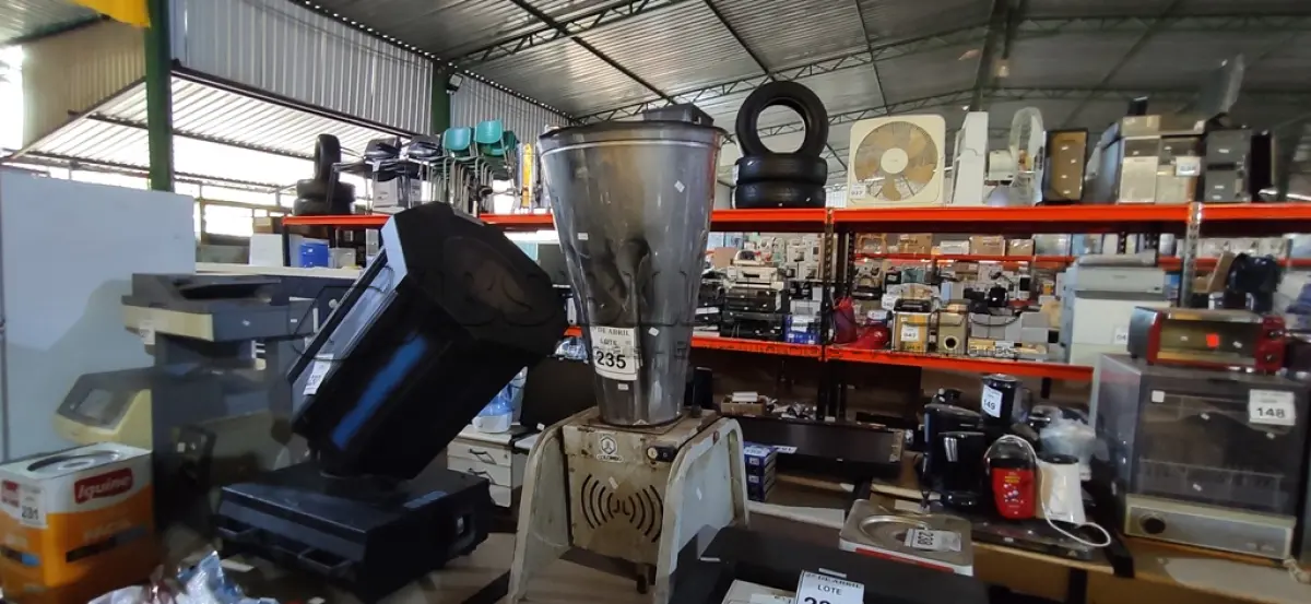 LOTE 235 - 01 LIQUIDIFICADOR INDUSTRIAL. (NO ESTADO) ATENÇÃO! FAZER A VISITAÇÃO ANTES DE ARREMATAR, NÃO SABEMOS SE FUNCIONA. LEILÃO NÃO TEM GARANTIA E NEM DEVOLUÇÃO, SUJEITO A POSSÍVEIS AVARIAS VISÍVEIS/OCULTAS E/OU AUSÊNCIA DE COMPONENTES.
