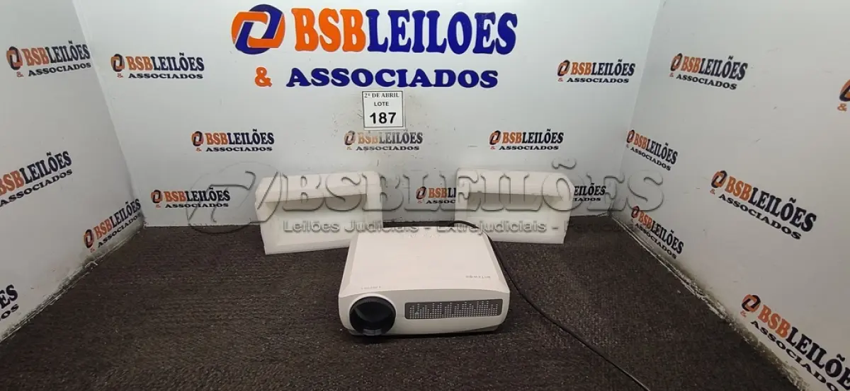 LOTE 187 - 01 PROJETOR BLITZWOIF LED MODELO BW-VP6 1080P. (NO ESTADO) ATENÇÃO! FAZER A VISITAÇÃO ANTES DE ARREMATAR, NÃO SABEMOS SE FUNCIONA. LEILÃO NÃO TEM GARANTIA E NEM DEVOLUÇÃO, SUJEITO A POSSÍVEIS AVARIAS VISÍVEIS/OCULTAS E/OU AUSÊNCIA DE COMPONENTES.