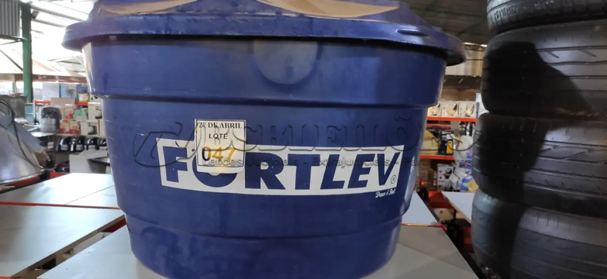 LOTE 047 - 01 CAIXA D’ÁGUA FORTLEV 250 LITROS. (NO ESTADO) ATENÇÃO! FAZER A VISITAÇÃO ANTES DE ARREMATAR, NÃO SABEMOS SE FUNCIONA. LEILÃO NÃO TEM GARANTIA E NEM DEVOLUÇÃO, SUJEITO A POSSÍVEIS AVARIAS VISÍVEIS/OCULTAS E/OU AUSÊNCIA DE COMPONENTES.