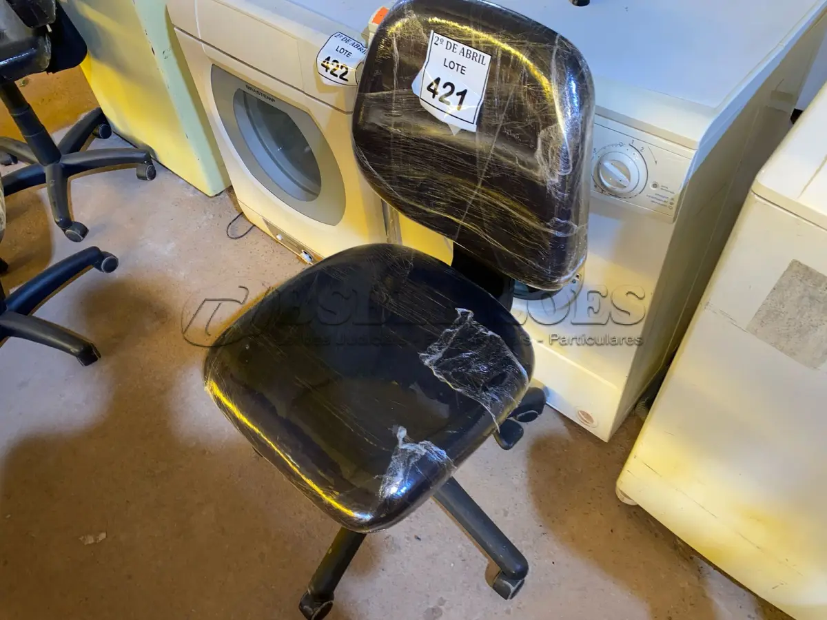 LOTE 421 - 01 CADEIRA PARA ESCRITÓRIO. (NO ESTADO) ATENÇÃO! FAZER A VISITAÇÃO ANTES DE ARREMATAR, NÃO SABEMOS SE FUNCIONA. LEILÃO NÃO TEM GARANTIA E NEM DEVOLUÇÃO, SUJEITO A POSSÍVEIS AVARIAS VISÍVEIS/OCULTAS E/OU AUSÊNCIA DE COMPONENTES.
