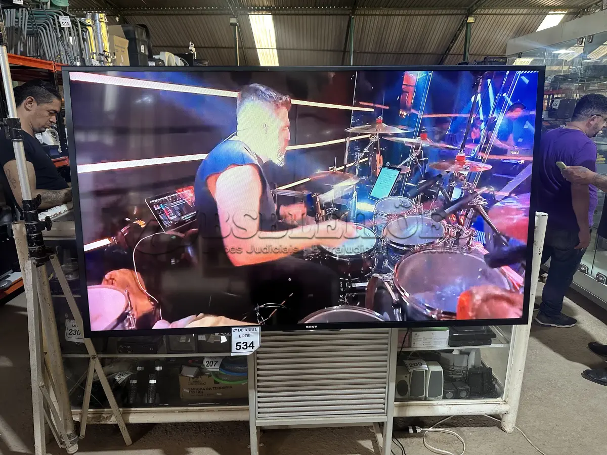 LOTE 427 - 01 SMART TV 70" SONY KDL-70W855B LED 3D ,  PROCESSADOR DE IMAGEM 3D,TAMANHO DA TELA 70", RESOLUÇÃO FULL HD - 1920 X 1080 PIXELS, FORMATO DE TELA 16:9 (WIDESCREEN) REFRESH RATE MOTIONFLOW XR 480 HZ ÂNGULO DE VISÃO HORIZONTAL: 178° VERTICAL: 178° , SISTEMA ANALÓGICO: PAL-M, PAL-N, NTSC DIGITAL: SBTVD  SINTONIZADOR DE TV ANALÓGICO: SIM, DIGITAL: SIM POTÊNCIA DE ÁUDIO 2 X 10 W RMS CONEXÕES ENTRADA: 4 X HDMI 2 X VÍDEO COMPOSTO 1 X VÍDEO COMPONENTE 1 X ÁUDIO ESTÉREO 2 X USB 1 X RJ-45 SAÍDA: 1 X ÁUDIO DIGITAL ÓPTICO ALIMENTAÇÃO AC 100 ~ 240V CONSUMO DE ENERGIA ATIVA: 208 W STAND BY: < 1 W  PADRÃO DE FURO PARA MONTAGEM NA PAREDE VESA 400X300 DIMENSÕES (L X A X P) SEM BASE: 158,6 X 92 X 9,3 CM COM BASE: 158,6 X 97 X 37 CM  PESO SEM BASE: 43,6 KG COM BASE: 44,6 KG EMBALAGEM: 56 KG  (NO ESTADO) ATENÇÃO! FAZER A VISITAÇÃO ANTES DE ARREMATAR, NÃO SABEMOS SE FUNCIONA. LEILÃO NÃO TEM GARANTIA E NEM DEVOLUÇÃO, SUJEITO A POSSÍVEIS AVARIAS VISÍVEIS/OCULTAS E/OU AUSÊNCIA DE COMPONENTES.