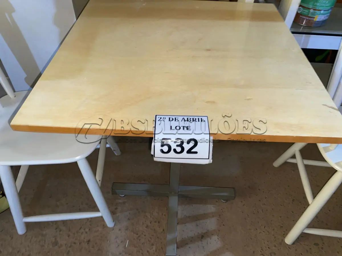 LOTE 532 - 01 MESA QUADRADA EM MADEIRA COM PÉS EM FERRO (NO ESTADO) ATENÇÃO! FAZER A VISITAÇÃO ANTES DE ARREMATAR, NÃO SABEMOS SE FUNCIONA. LEILÃO NÃO TEM GARANTIA E NEM DEVOLUÇÃO, SUJEITO A POSSÍVEIS AVARIAS VISÍVEIS/OCULTAS E/OU AUSÊNCIA DE COMPONENTES.
