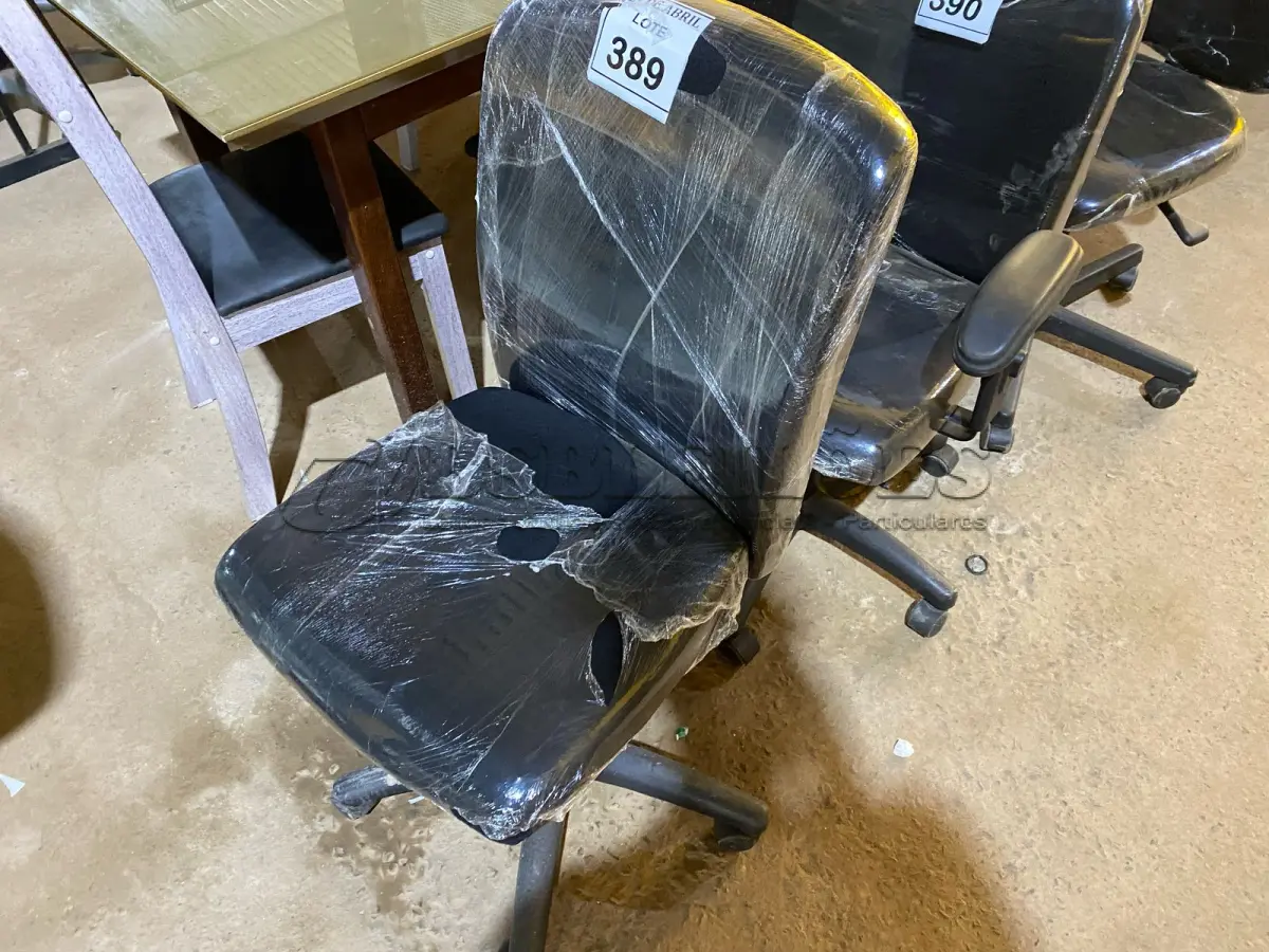 LOTE 389 - 01 CADEIRA PARA ESCRITÓRIO. (NO ESTADO) ATENÇÃO! FAZER A VISITAÇÃO ANTES DE ARREMATAR, NÃO SABEMOS SE FUNCIONA. LEILÃO NÃO TEM GARANTIA E NEM DEVOLUÇÃO, SUJEITO A POSSÍVEIS AVARIAS VISÍVEIS/OCULTAS E/OU AUSÊNCIA DE COMPONENTES.