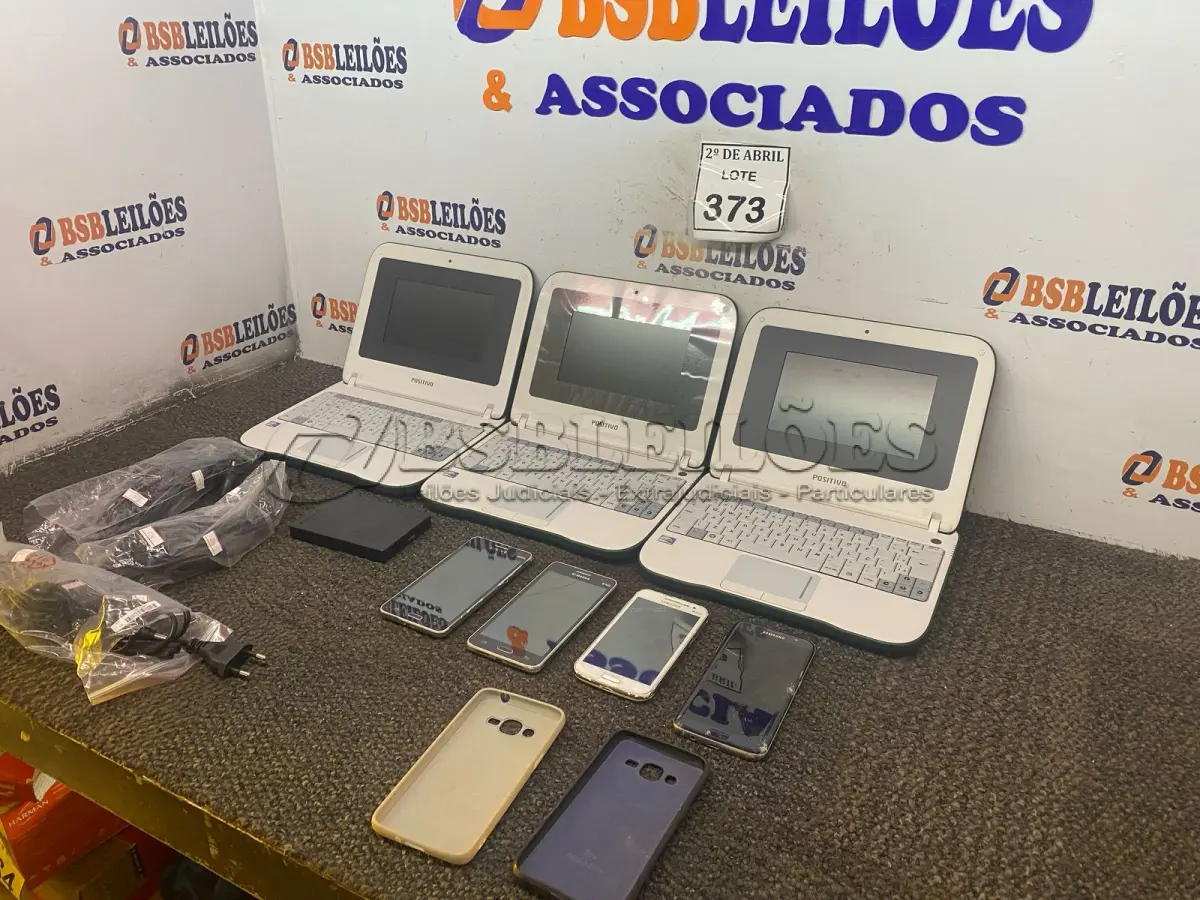 LOTE 373 - 03 NOTEBOOKS POSITIVO, 04 CELULARES COM AVARIAS, HD EXTERNO. (NO ESTADO) ATENÇÃO! FAZER A VISITAÇÃO ANTES DE ARREMATAR, NÃO SABEMOS SE FUNCIONA. LEILÃO NÃO TEM GARANTIA E NEM DEVOLUÇÃO, SUJEITO A POSSÍVEIS AVARIAS VISÍVEIS/OCULTAS E/OU AUSÊNCIA DE COMPONENTES.