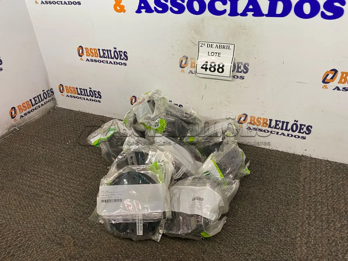 LOTE 488 - 01 LOTE COM PLAFON 2 LÂMPADAS. (NO ESTADO) ATENÇÃO! FAZER A VISITAÇÃO ANTES DE ARREMATAR, NÃO SABEMOS SE FUNCIONA. LEILÃO NÃO TEM GARANTIA E NEM DEVOLUÇÃO, SUJEITO A POSSÍVEIS AVARIAS VISÍVEIS/OCULTAS E/OU AUSÊNCIA DE COMPONENTES.