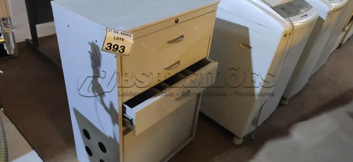 LOTE 393 - 01 ARMÁRIO EM MADEIRA E AÇO. (NO ESTADO) ATENÇÃO! FAZER A VISITAÇÃO ANTES DE ARREMATAR, NÃO SABEMOS SE FUNCIONA. LEILÃO NÃO TEM GARANTIA E NEM DEVOLUÇÃO, SUJEITO A POSSÍVEIS AVARIAS VISÍVEIS/OCULTAS E/OU AUSÊNCIA DE COMPONENTES.