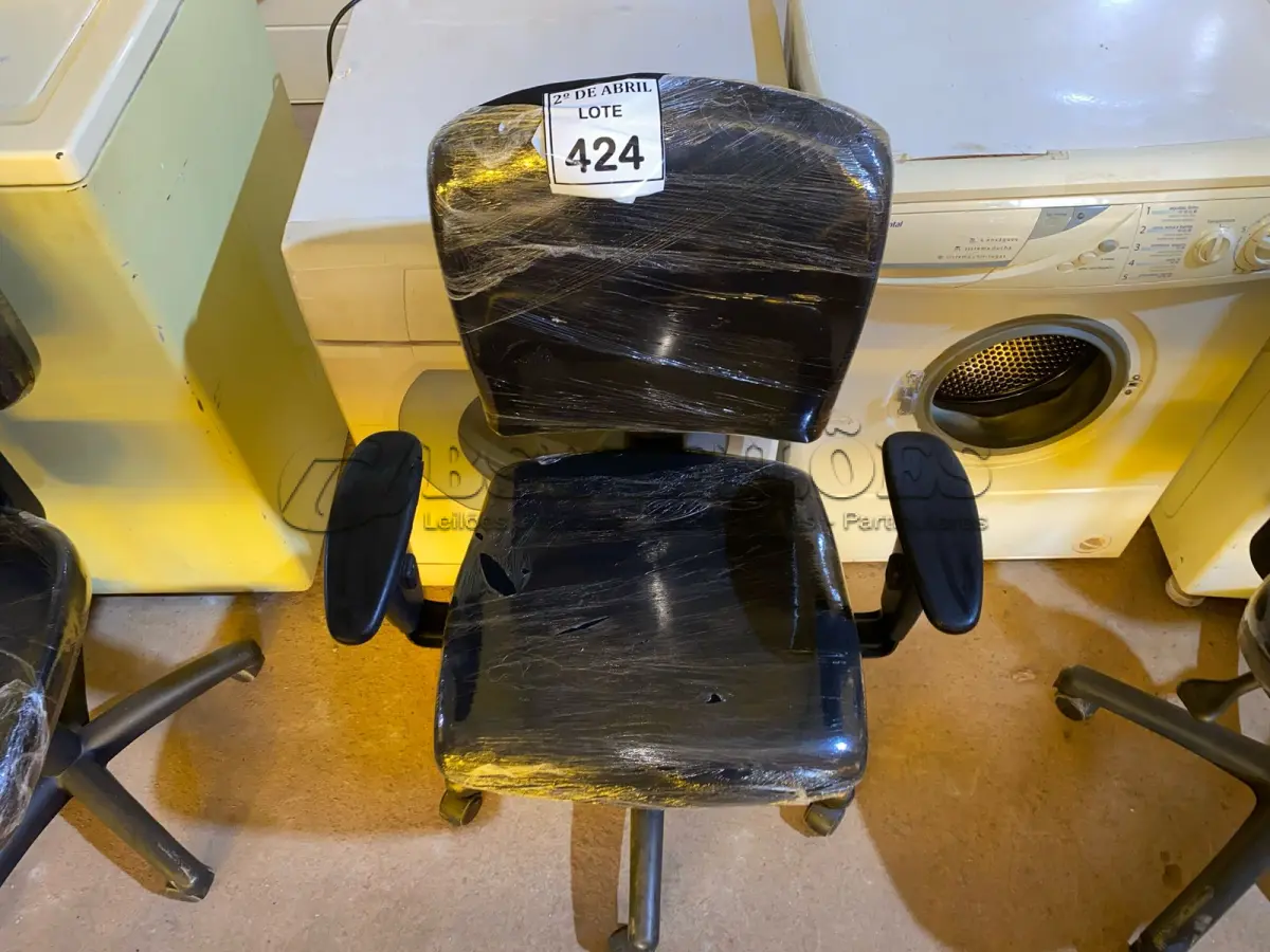 LOTE 424 - 01 CADEIRA PARA ESCRITÓRIO. (NO ESTADO) ATENÇÃO! FAZER A VISITAÇÃO ANTES DE ARREMATAR, NÃO SABEMOS SE FUNCIONA. LEILÃO NÃO TEM GARANTIA E NEM DEVOLUÇÃO, SUJEITO A POSSÍVEIS AVARIAS VISÍVEIS/OCULTAS E/OU AUSÊNCIA DE COMPONENTES.