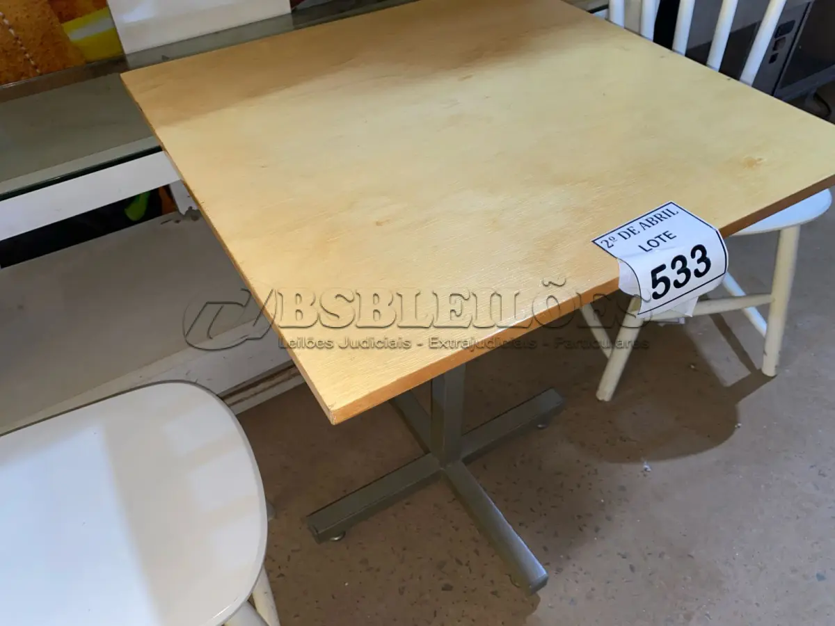 LOTE 533 - 01 MESA QUADRADA EM MADEIRA COM PÉS EM FERRO (NO ESTADO) ATENÇÃO! FAZER A VISITAÇÃO ANTES DE ARREMATAR, NÃO SABEMOS SE FUNCIONA. LEILÃO NÃO TEM GARANTIA E NEM DEVOLUÇÃO, SUJEITO A POSSÍVEIS AVARIAS VISÍVEIS/OCULTAS E/OU AUSÊNCIA DE COMPONENTES.