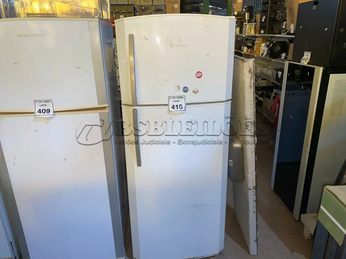 LOTE 410 - 01 GELADEIRA BOSCH 200VOLTS.  (NO ESTADO) ATENÇÃO! FAZER A VISITAÇÃO ANTES DE ARREMATAR, NÃO SABEMOS SE FUNCIONA. LEILÃO NÃO TEM GARANTIA E NEM DEVOLUÇÃO, SUJEITO A POSSÍVEIS AVARIAS VISÍVEIS/OCULTAS E/OU AUSÊNCIA DE COMPONENTES.